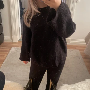 Stickad tröja - säljer jättefin stickad tröja ifrån lager 157🙏🏼lite nopprig men inget man tänker på