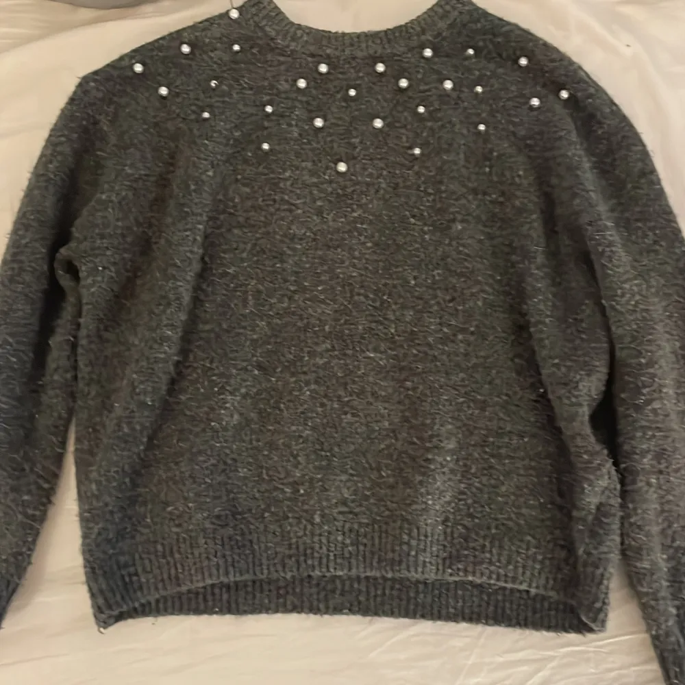 Säljer denna fina grå tröjan med små pärlor på för den är för liten nu💓 Väldigt varm då passar nu på vintern 💓passar större storlek än vad det står💓. Tröjor & Koftor.