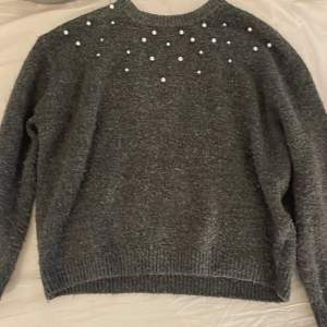 Säljer denna fina grå tröjan med små pärlor på för den är för liten nu💓 Väldigt varm då passar nu på vintern 💓passar större storlek än vad det står💓