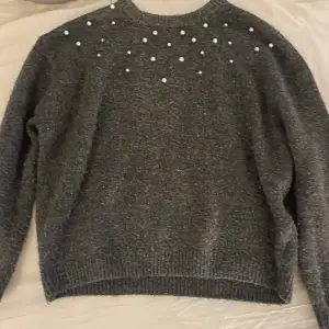 Säljer denna fina grå tröjan med små pärlor på för den är för liten nu💓 Väldigt varm då passar nu på vintern 💓passar större storlek än vad det står💓