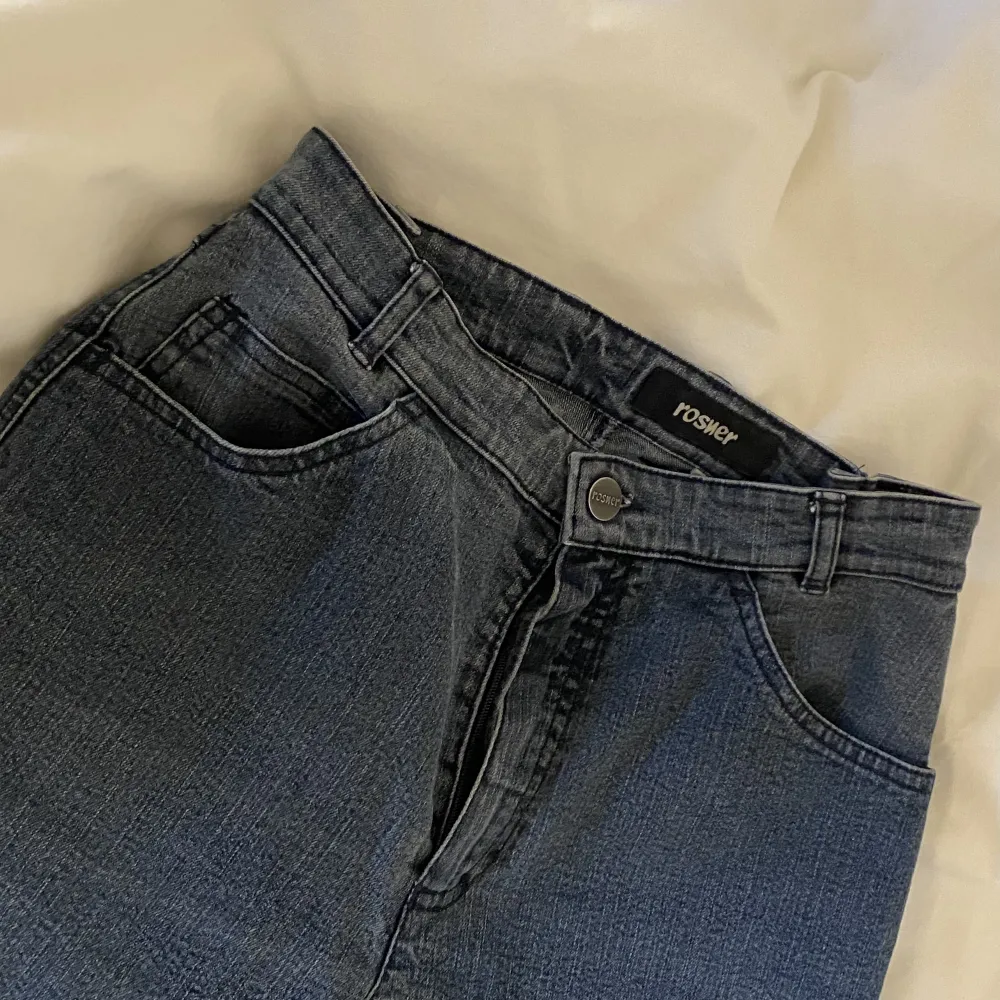 Säljer mina superfina jeans i en blågrå färg🤍 Köpta secondhand och använda sparsamt! Går bra att klicka på köp nu. Jeans & Byxor.
