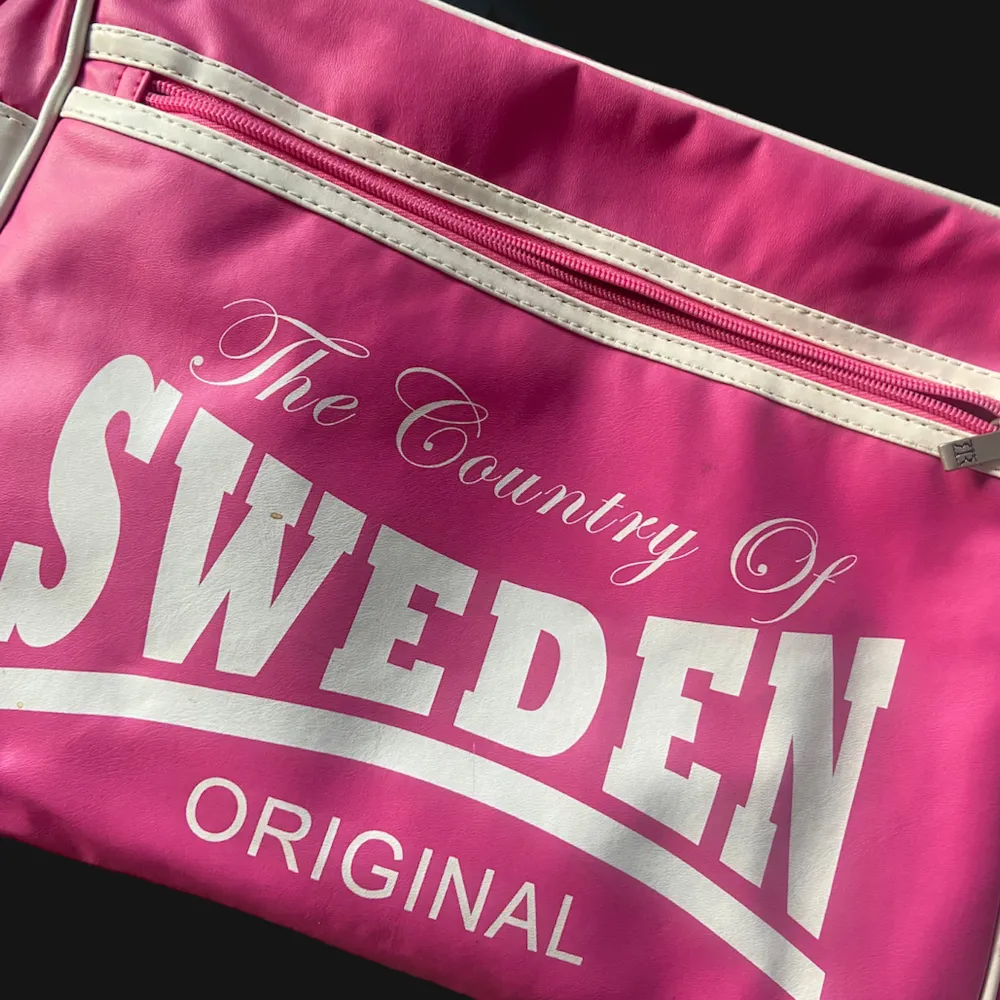 Jättefin rosa crossbody väska som är nästan som ny. . Väskor.