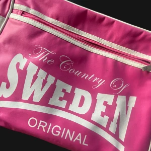 Rosa crossbody sweden Väska - Jättefin rosa crossbody väska som är nästan som ny. 