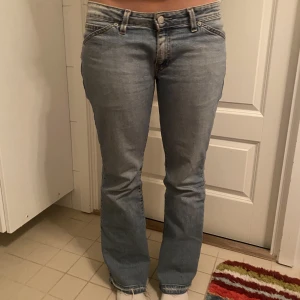 Levis jeans - Ett år ursnygga lågmidjade vintage levis jeans! Avklippta vid fotleden på baksidan (se bild 3), hon på bilden är 169 och passar perfekt❣️ skriv vid frågor😇