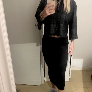 Svart långkjol - Svart långkjol som sitter tajt men väldigt stretchigt material i storlek S från zara🖤