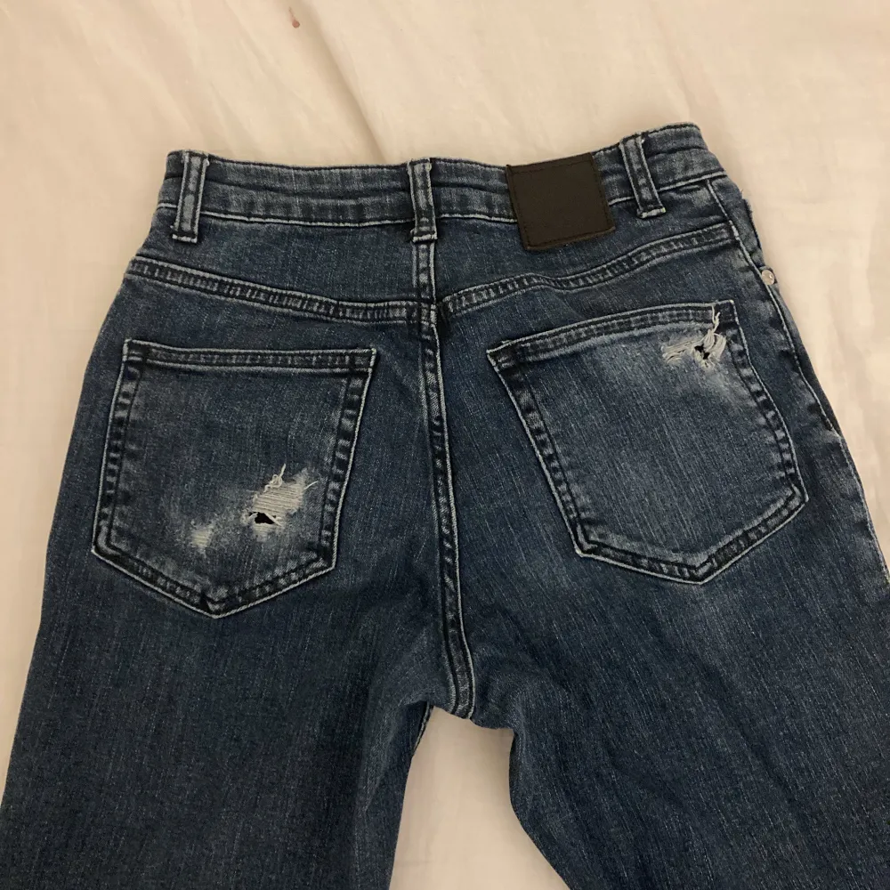 Bootcut jeans gammalmodell från weekday, säljer pga att de inte kommer till användning längre. Midjemått:36,5 cm Innerbenslängd:80cm . Jeans & Byxor.
