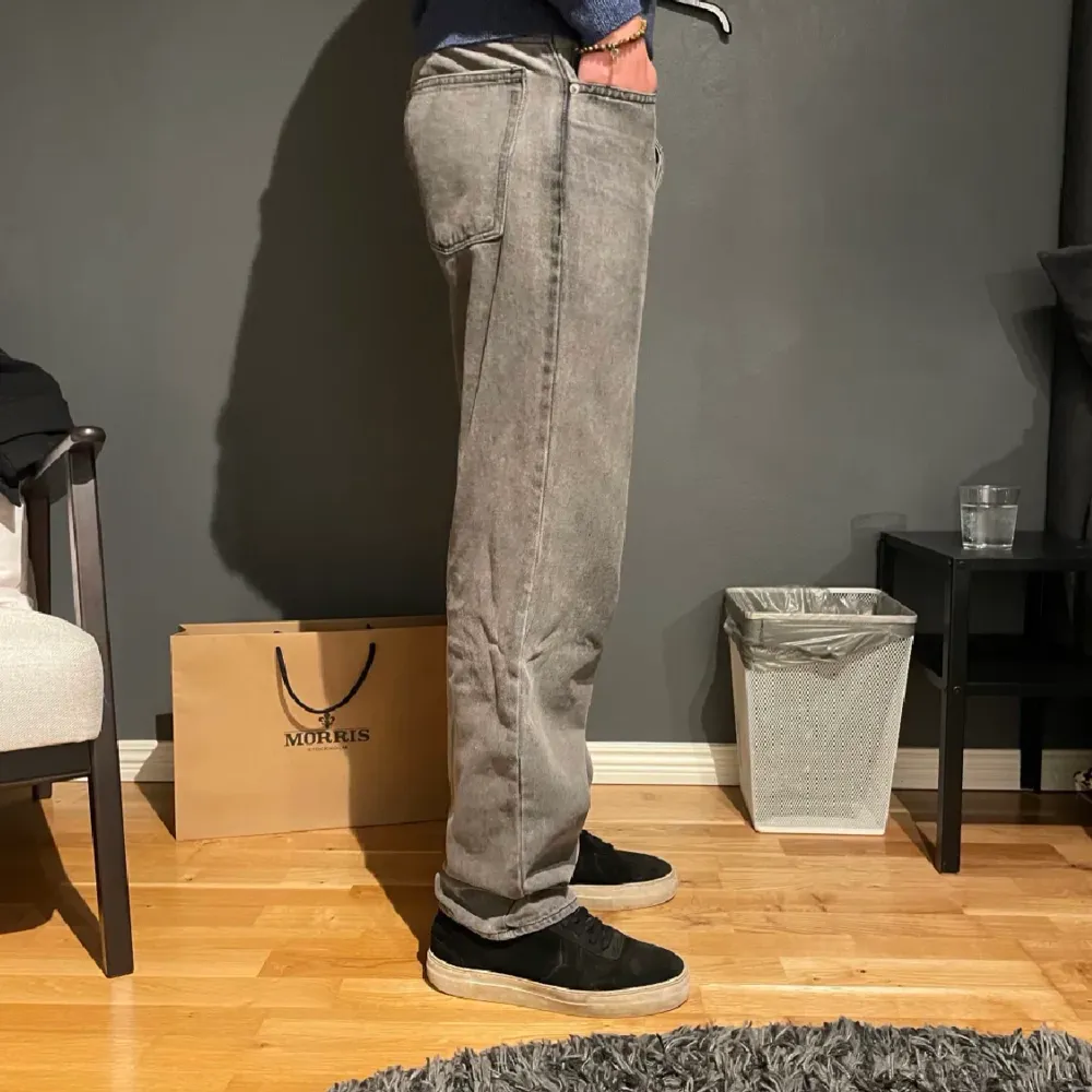 Ett par snygga ljusgrå jeans från sweet skateboarding company. Väldigt bra skick eftersom demr sparsamt använda. Jag är ca 184 cm lång . Jeans & Byxor.