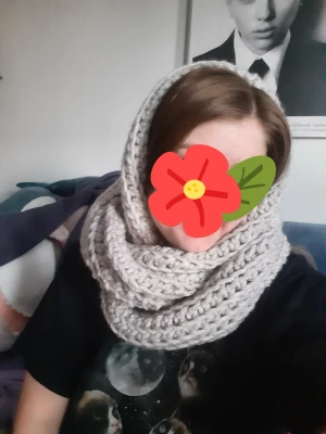 Stor halsduk - Stor halsduk/snood. Går att använda som halsduk och mössa samtidigt. Jag har virkat själv. 