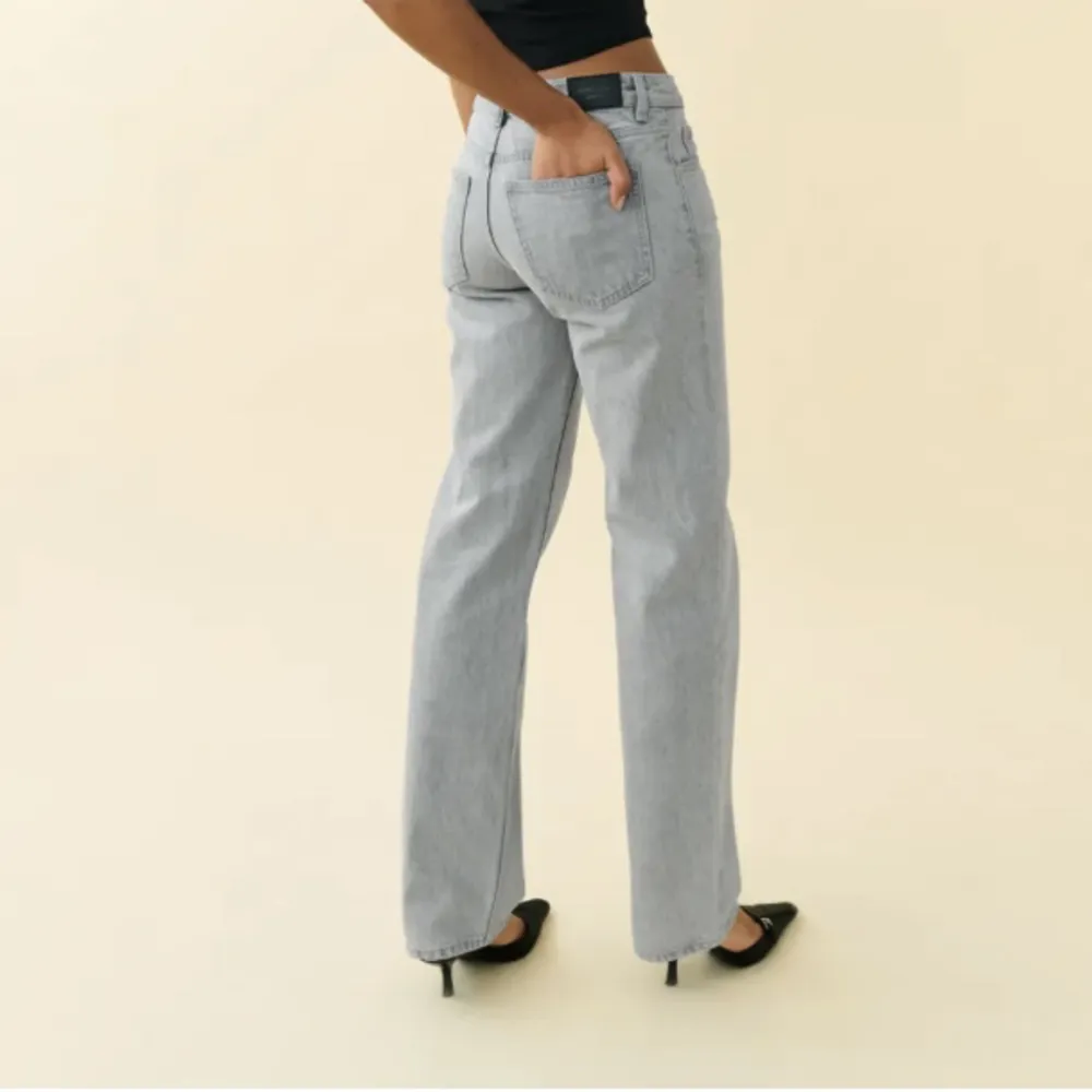 Gina low straight jeans ljusgråa, storlek 34, knappt använda . Jeans & Byxor.