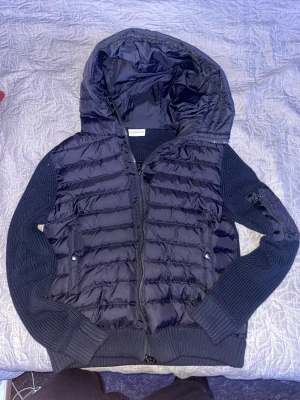 Moncler Cardigan Navy - Storlek M, passar till och med S Inga skador eller liknande Finns antingen att hämta i Linköping med Kom dm för mer info, kvitto osv Perfekt inför hösten nu och en investering för våren 🍂 🍁 