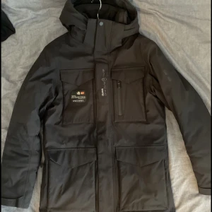 Sail racing - En sail recing jacka i använd i bra skicka, perfekt jacka inför vintern den är jätte bekväm och varm, en ny kostar 4000