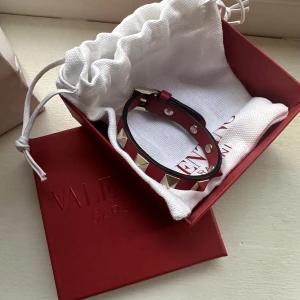 Valentino Armband - Säljer mitt superfina röda Valentinoarmband som knappt är använt. Köpte i butik, kvitto och påse finns kvar. 💓💓