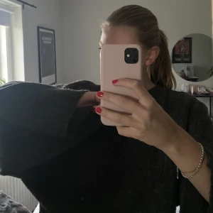 Stickad tröja  - Stickad kroppad tröja med vid ärm från Zara. Jättemysigt material! Kommer inte till användning längre. Färg som sista bilden! 