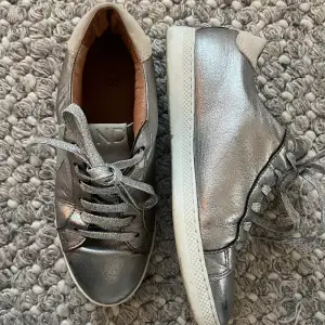 Snygga silver skor med glitter detaljer i storlek 38 Varsamt använda! Priset går diskuteras!
