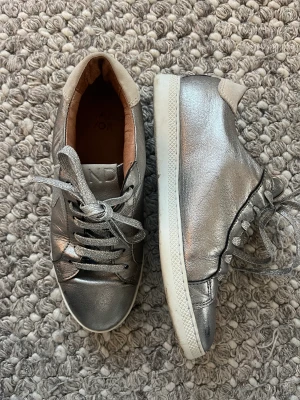 Sneakers - Snygga silver skor med glitter detaljer i storlek 38 Varsamt använda! Priset går diskuteras!