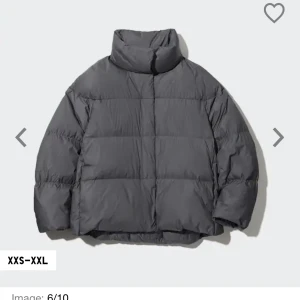 Vinterjacka - Säljer denna vinterjacka från uniqlo fast den har luva och i svart, använd sparsamt. Nypris 1399 men säljer för 1000, säljer billigare vid snabb affär💕