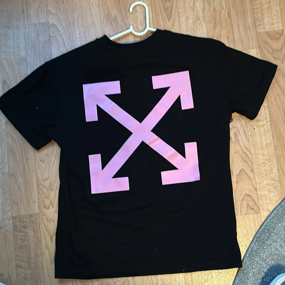 Säljer nu denna T-shirt då den enbart är testad och bara luggar i garderoben  Storlek S men känns som M  Kan fraktas eller mötas upp i Falun. T-shirts.