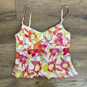 Topp - En topp i strl S. Fint skick och dragkedja på sidan💗