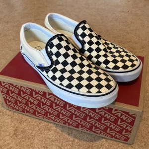 Vans - Hej, jag säljer nu dessa rutiga Vans som är i riktigt bra skick då dom endast är använda en gång. Lådan ingår. 