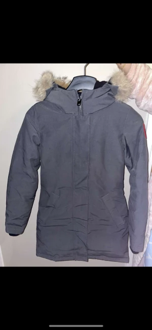 Canada goose  - Canada goose jacka i modellen Victoria parka i färgen graphite. Storlek xxs, använd ett få tall gånger. Kvitto finns. 