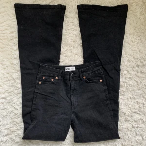 Bootcut jeans - Jättefina från Zara, knappt använda, säljer pga för långa för mig, skriv för fler bilder💗