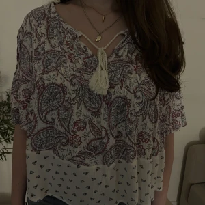 Mönstrad topp med snörning  - Trekvartsärmad Topp/blus  mönstrad med snörning framtill. Saknar lapp men skulle säga xs/s. 🥰