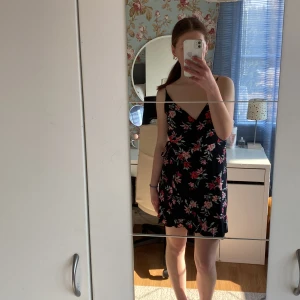 H&M klänning - Svart sommarklänning köpt på H&M. Inte använd vidare mycket, men uppsydd i ärmarna (går att ändra tillbaka om man vill) då den hade väldigt långa ärmar. Köparen betalar frakt<3