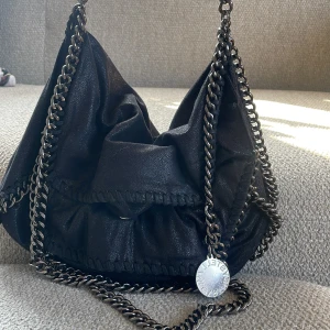 Stella McCartney väska - Perfekt väska både till vårdags men också fest/utekvällar🍸Väskan är min mammas gamla så har inget kvitto men den är äkta❤️‍🔥