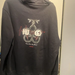 Hugo boss snake hoodie - Hugo boss snake hoodie säljes, skick 8/10 storlek L 