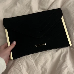Valentino bag - Säljer denna super snygga o stilrena valentino kuvert väskan köpt på zalando men säljs inte längre 