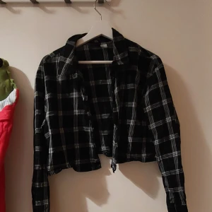 Croptop skjorta  - Svart croptop skjorta med vita rutor, ändast använd några gånger. 
