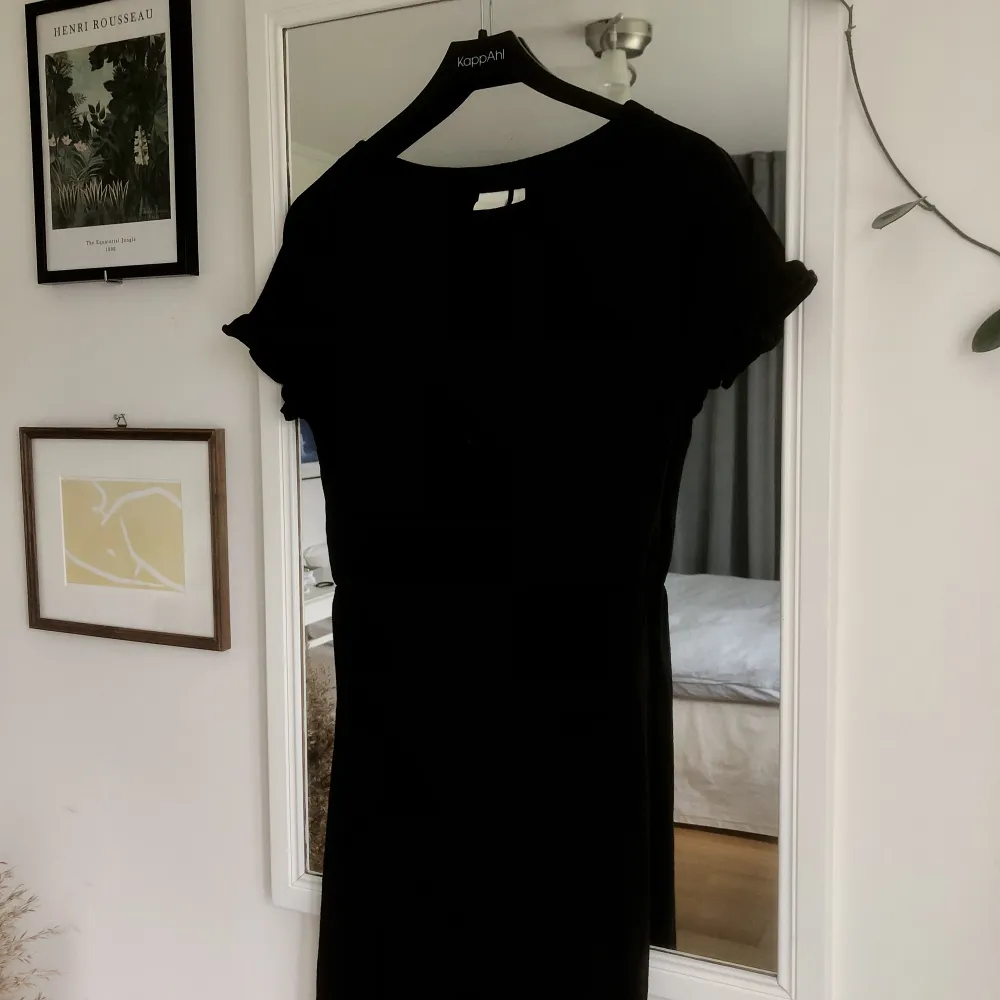 Kort klänning perfekt till sommaren🧡💛okej skick, det syns att den är använd, tvättar alltid plaggen innan de skickas🫧storlek S, från HM. Klänningar.