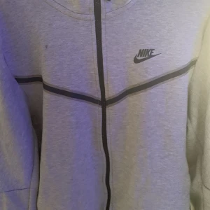 nike tech fleece - storlek m  använd en del byte funkar också