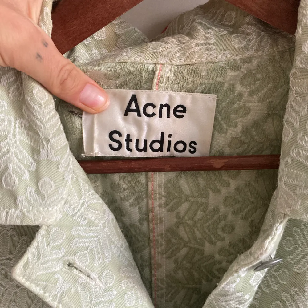 Snyggaste ever från Acne Studios, en överskjorta/vårjacka i tjockare brokadtyg. Två nyanser mönstrat i ljusgrönt. Nypris 6000kr. . Jackor.