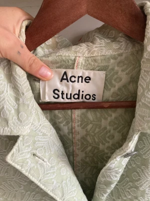 Acne skjorta jacka vårjacka - Snyggaste ever från Acne Studios, en överskjorta/vårjacka i tjockare brokadtyg. Två nyanser mönstrat i ljusgrönt. Nypris 6000kr. 