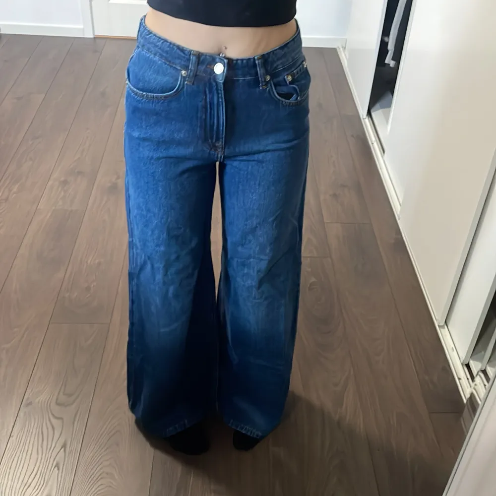 Högmidjade, vida, mörkblå jeans från Na-kd. Aldrig använda, strl 36. Jeans & Byxor.