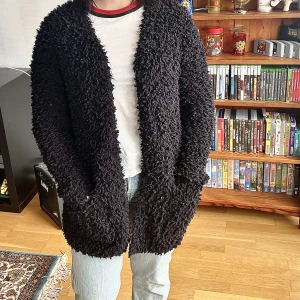 Svart cardigan  - Svart cardigan med fickor köpt på Cubus för flera år sedan. Väldigt mjuk och varm, perfekt på vår/höst. Materialet är inte sticksigt så det fungerar utmärkt med kortärmat under. ✨