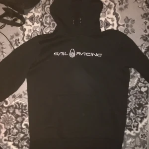 Sailracing Hoodie  - Köpt för en månad sen använd 3 gånger Max ny pris 1300kr 
