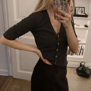 Snygg tröja från zara  - Snygg tight tröja med knappar från zara 