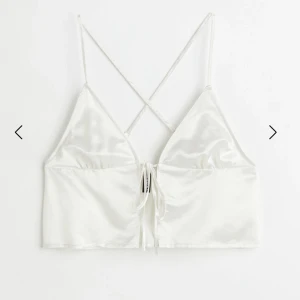 Topp - Satintopp med knytband, aldrig använd men säljer pga fel storlek och sent att returnera 💕storlek 36 men passar 34 och 32