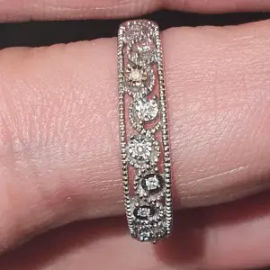 18 k vitguld ring med 9 st små diamanter i storlek 17 säljes. Inköpt 2022 november, så nästan helt nytt. Utan gravyr och utan synliga fel. Nypris: 4499 kr