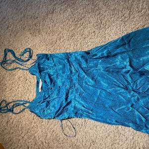 Säljer denna populära blå-glansiga klänningen från zara💕