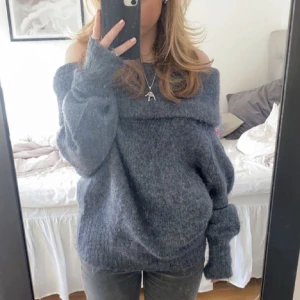 Populär offshoulder tröja ifrån hm!💓 - Populär offshoulder tröja ifrån hm!💓 säljer då den inte längre kommer till användning. Tröjan är endast använd 1 gång och är i nyskick, pris kan diskuteras!!❤️Nypris:300kr❤️ LÅNAD BILD!❤️