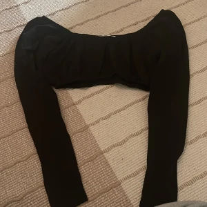 Croppad tröja - Crop top från NA-KD.  Använd fåtal gånger så mycket bra skick Storlek L Säljer för 100kr