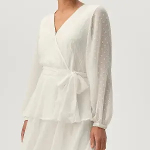 OANVÄND vit klänning från Gina Tricot. Perfekt för student eller härliga sommarkvällar🤍 Nypris: 499kr