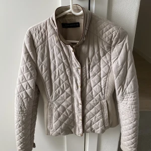 Beige jacka - Beige jacka från Zara i storlek S.