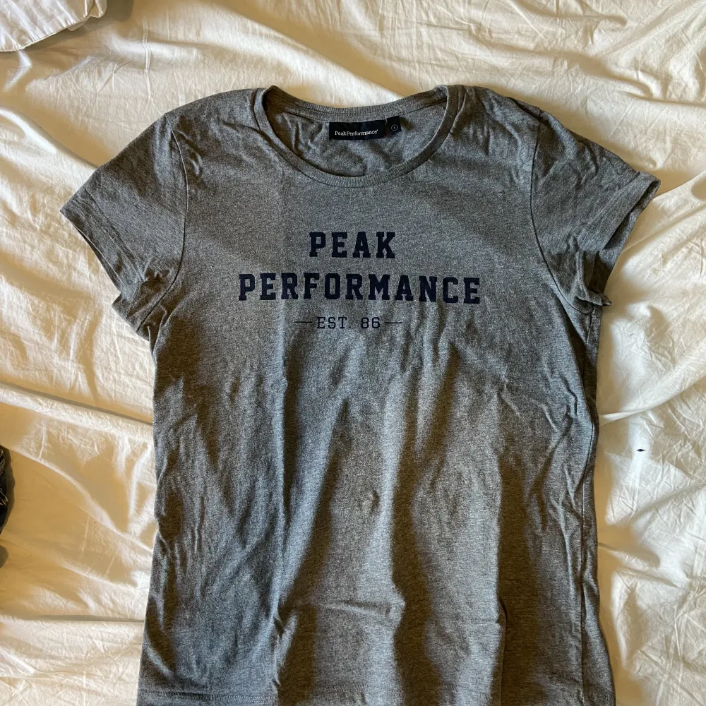 Grå peak performance t-shirt. Bra skick😊. T-shirts.
