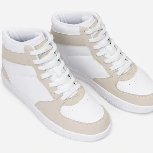 Skor - Jag säljer skor i storlek 38 och 39 för 150 kr de finns i färgerna vit beige och svart💜💙💚💛❤️