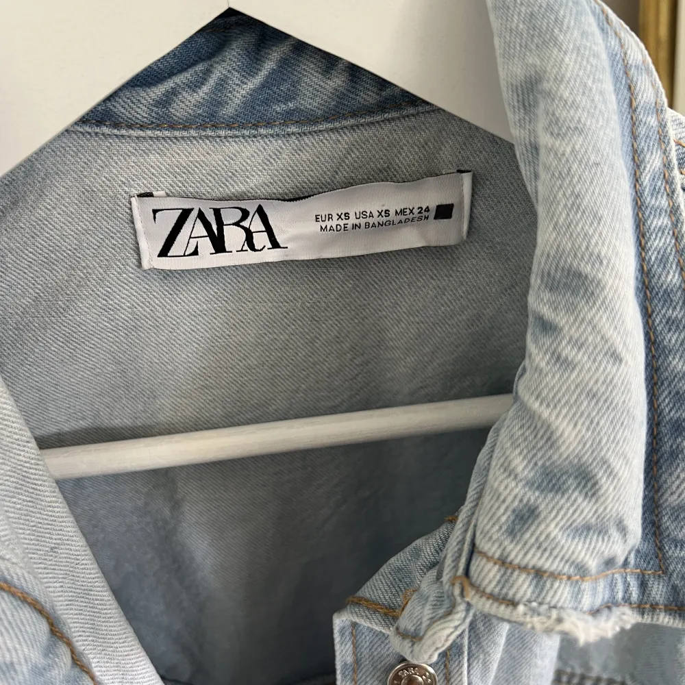 Zara jeansjacka, endast använd fåtal gånger storlek xs💞💞. Jackor.