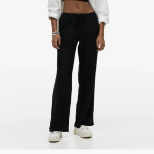 Svarta linnebyxor - Säljer dessa helt oanvända linnebyxorns med prislapp kvar då de inte passade och jag glömde att retunera de i tid. Vid högt intresse skapar jag en budgivning!🫶🏼💕 frakt tillkommer